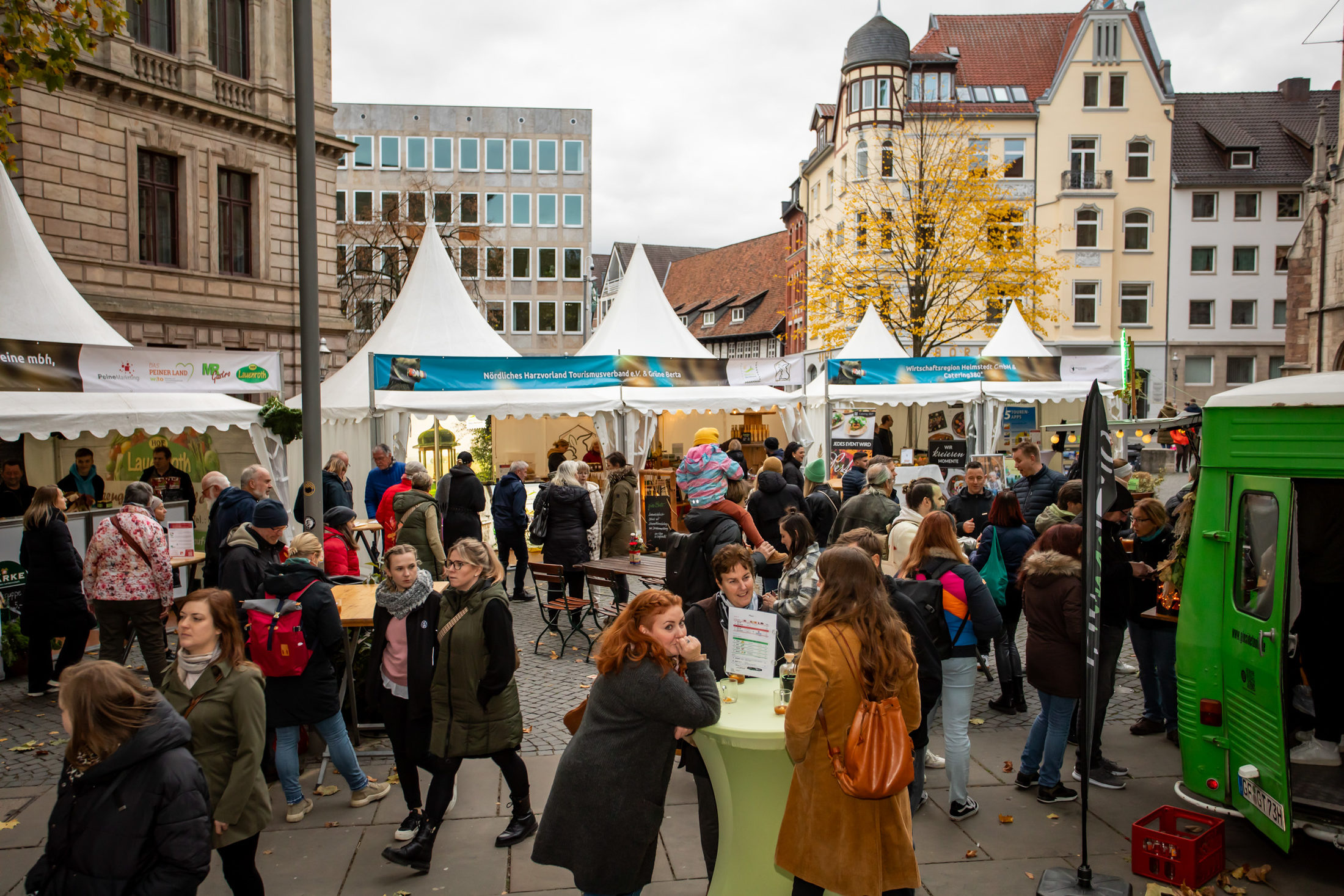 Neu dabei war dieses Jahr der Genussmarkt Braunschweiger Land auf dem Domplatz, bei dem Besucherinnen und Besucher Regionen aus dem Umland kennenlernten. (Wird bei Klick vergrößert)