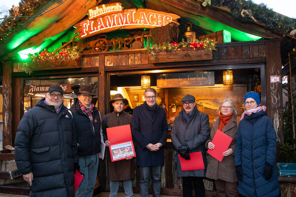 Einen Sonderpreis gab es für die Flammlachshütte, die über viele Jahre beständig mit ihrem rustikalen Flair und offenem Feuer ein Hingucker ist. (Wird bei Klick vergrößert)