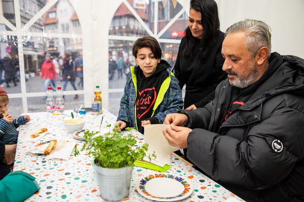 Für junge Besucherinnen und Besucher ging es in die Küche: Beim Kinderprogramm der Braunschweigischen Landessparkasse in Kooperation mit dem Verein Cheers Kitchen bereiteten sie gesundes Essen zu. (Wird bei Klick vergrößert)