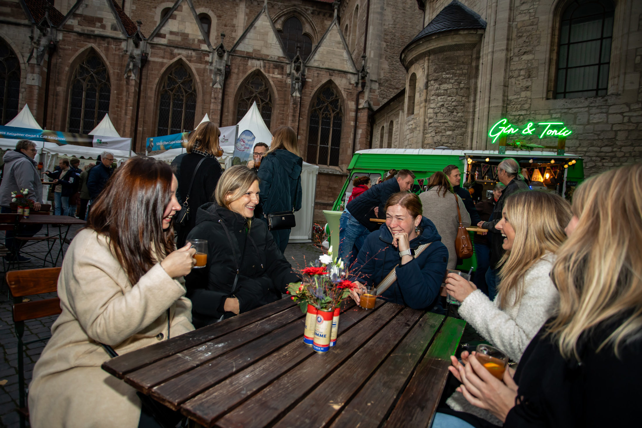 Mit Gin, Bier oder Wein stießen die Innenstadtgäste mit Freundinnen, Freunden und Familie auf eine schöne Zeit in der Braunschweiger Innenstadt an. (Wird bei Klick vergrößert)