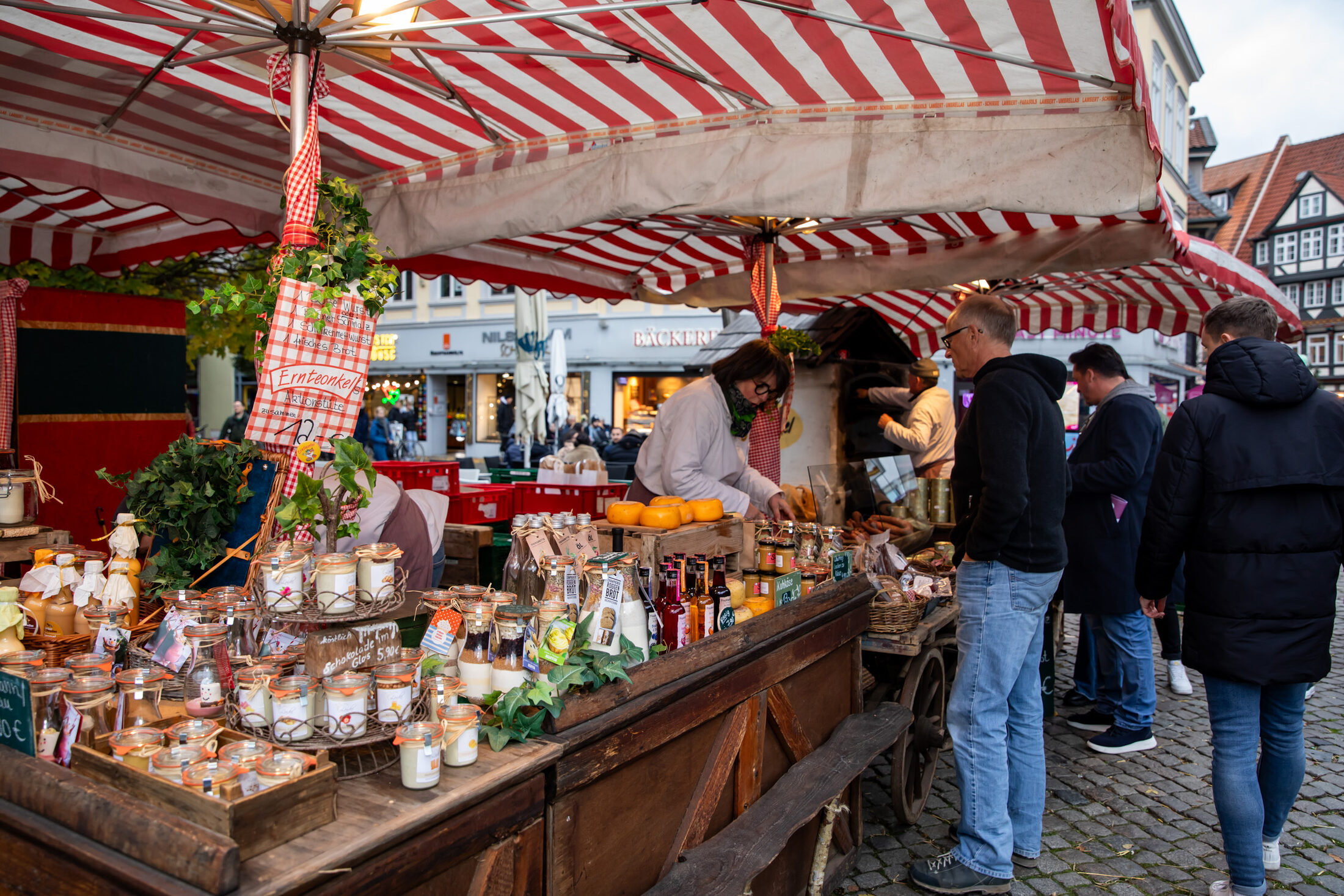 Auf dem Spezialitätenmarkt warteten Marktleute unter anderem mit einer Auswahl an Gewürzen und regionalen Produkten zum Erwerben für zuhause auf. (Wird bei Klick vergrößert)