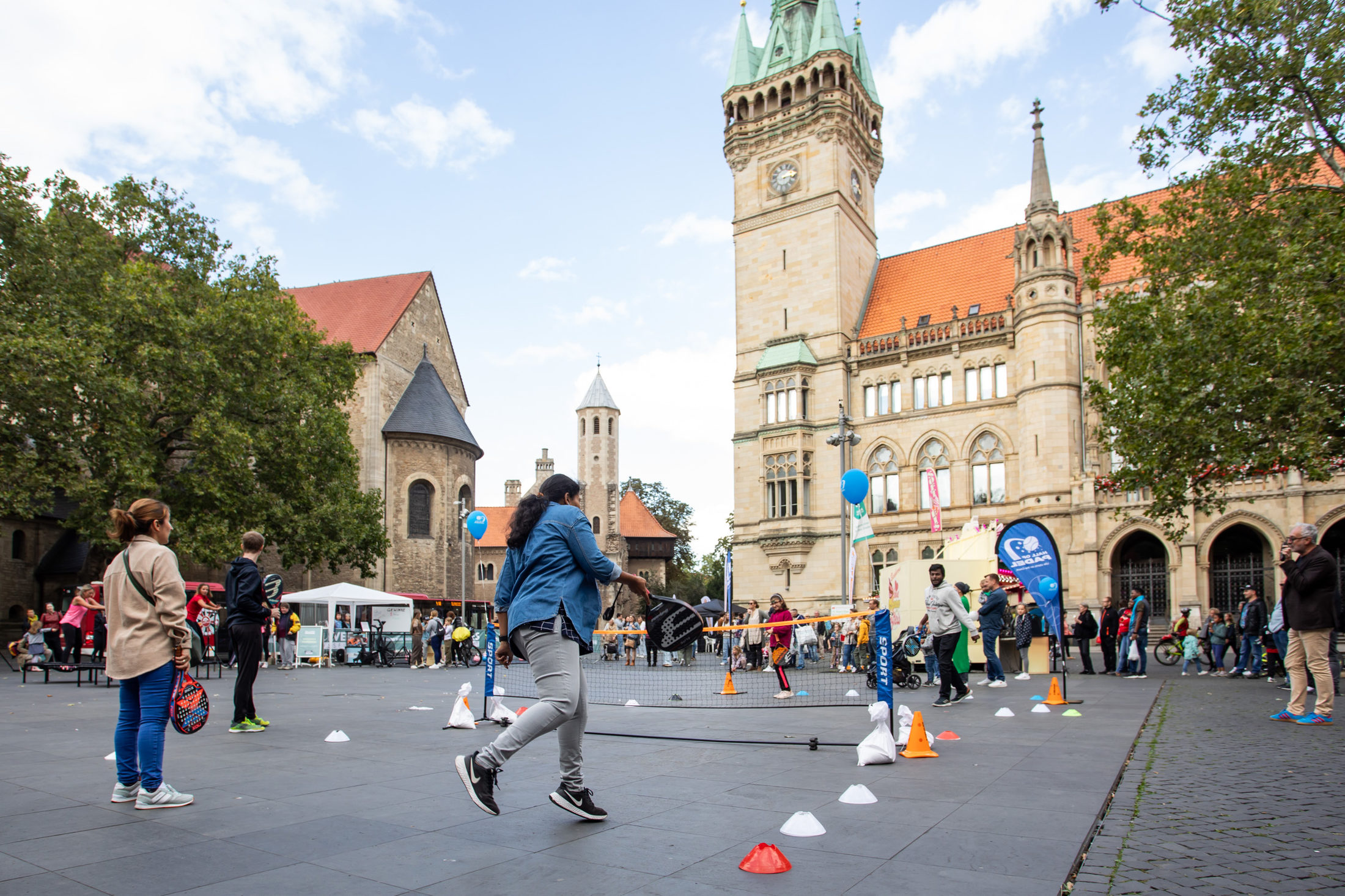 Ganz viel ausprobieren auf dem Platz der Deutschen Einheit: Ob Padel-Tennis, Crossfit oder Jumping Fitness – das trendsporterlebnis bot ein großes Mitmachprogramm. (Wird bei Klick vergrößert)