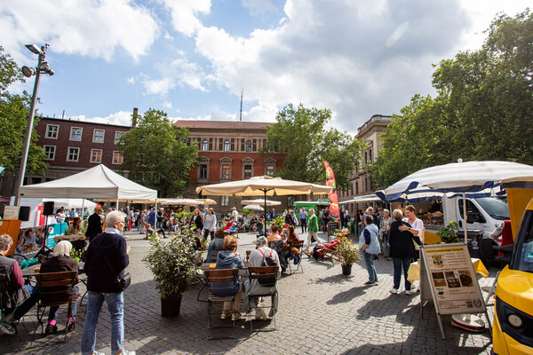 Gute Laune auf dem Platz der Deutschen Einheit: Die ersten zwei Termine des Braunschweiger Abendmarkts waren gut besucht. (Wird bei Klick vergrößert)