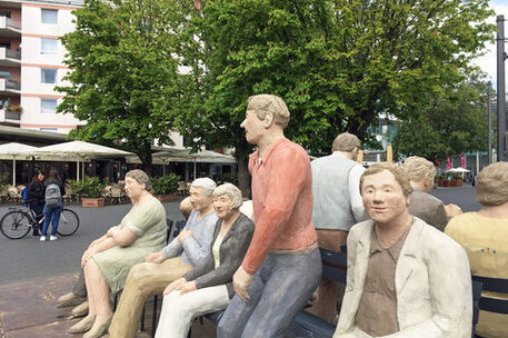 Die Betonfiguren „Alltagsmenschen“ gesellen sich ab dem 10. Juli wieder unter die Besucherinnen und Besucher der Innenstadt.