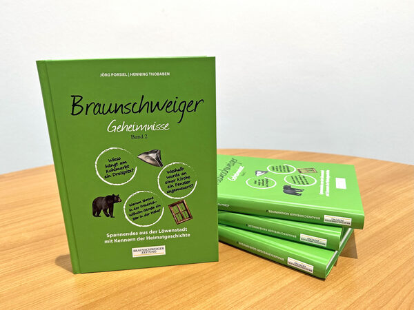 „Braunschweiger Geheimnisse“ bekommt eine Fortsetzung – Band zwei ist ab sofort in der Touristinfo, Kleine Burg 14, erhältlich. (Wird bei Klick vergrößert)