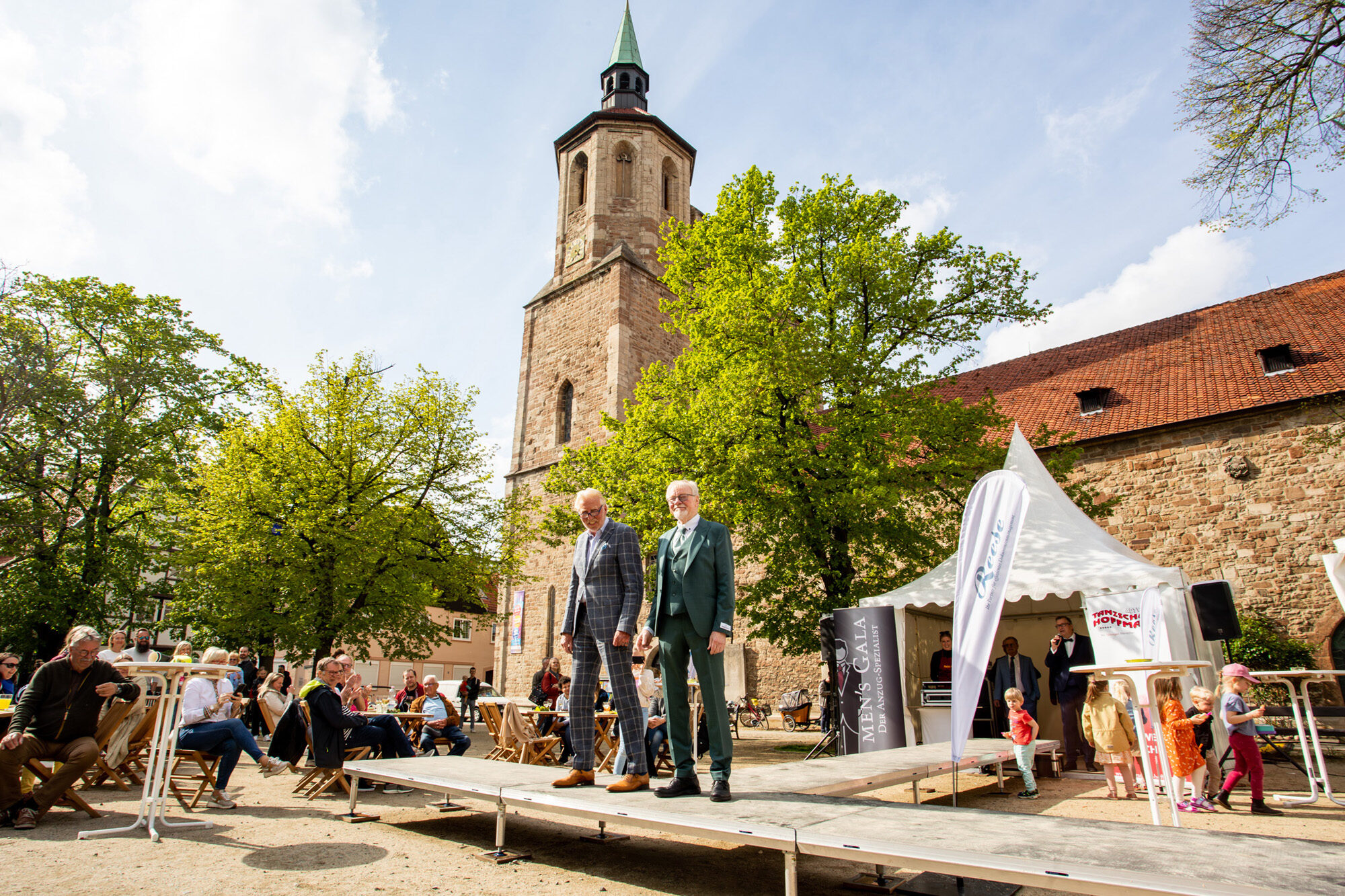 Besucherinnen und Besucher entdeckten bei Modenschauen im Magniviertel und in den Schloss-Arkaden die Trends der kommenden Saison. (Wird bei Klick vergrößert)