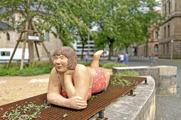 Bei einer Themenführung "Alltagsmenschen in Braunschweigs Innenstadt" lernen Innenstadtbesucherinnen und -besucher die Lechner-Skulpturen kennen. (Wird bei Klick vergrößert)