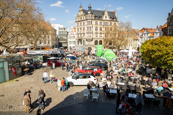 Auf dem Kohlmarkt können Besucherinnen und Besucher nicht nur neueste Fahrzeugmodelle besichtigen, sondern auch ein unterhaltsames Bühnenprogramm auf der Škoda-Bühne verfolgen. (Wird bei Klick vergrößert)