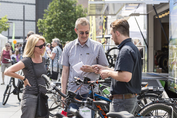 Beim Stadtfrühling stoßen Besucherinnen und Besucher auf verschiedene Mobilitätsanbieter, welche nicht nur neueste Modelle präsentieren, sondern auch individuell beraten. (Wird bei Klick vergrößert)