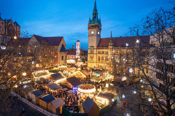 Zahlreiche Braunschweigerinnen und Braunschweiger sowie Gäste aus der Region, Deutschland und dem Ausland schlenderten vom 29. November bis zum 29. Dezember über die weihnachtlich dekorierten Plätze. (Wird bei Klick vergrößert)