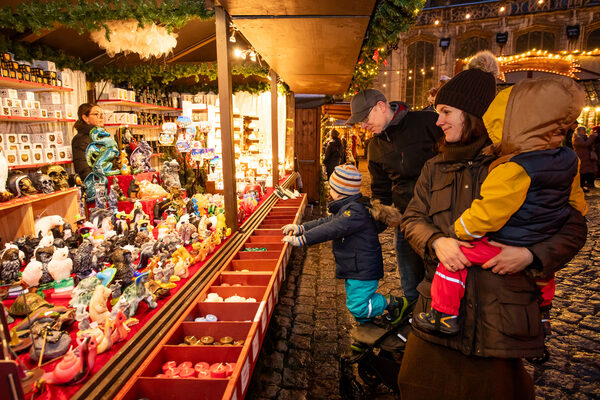 An 133 individuell geschmückten Ständen kauften die Besucherinnen und Besucher kunsthandwerkliche Schätze oder genossen weihnachtliche und regionale Leckereien. (Wird bei Klick vergrößert)