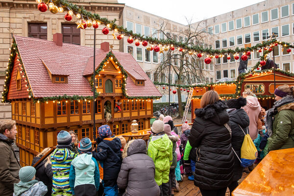 Adventskalender an der Heinrichslinde: Die jüngsten Weihnachtsmarktgäste freuten sich vom 1. bis zum 23. Dezember täglich über kurze Puppentheater-Aufführungen. (Wird bei Klick vergrößert)