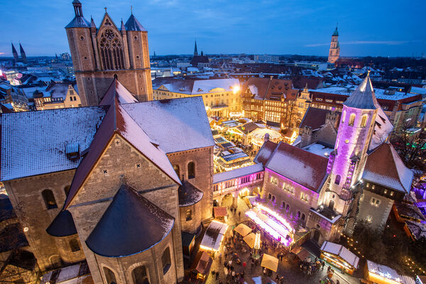 820 Stadtführungsteilnehmerinnen und -teilnehmer stiegen die 161 Stufen zum Rathausturm hinauf, um den „Blick vom Rathausturm“ auf die festlichen Plätze zu genießen. (Wird bei Klick vergrößert)