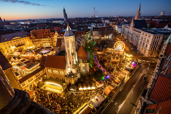 Vom 29. November bis zum 29. Dezember bringt der Braunschweiger Weihnachtsmarkt adventliche Stimmung auf die Plätze rund um den Dom St. Blasii und die Burg Dankwarderode. (Wird bei Klick vergrößert)