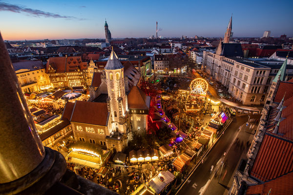 adventlichterzauber rund um den Dom St. Blasii: Der Braunschweiger Weihnachtsmarkt öffnet vom 29. November bis zum 29. Dezember seine Pforten. (Wird bei Klick vergrößert)