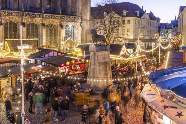 133 liebevoll dekorierte Marktstände laden mit Kunsthandwerk und Leckereien zum Stöbern und Probieren ein. (Wird bei Klick vergrößert)