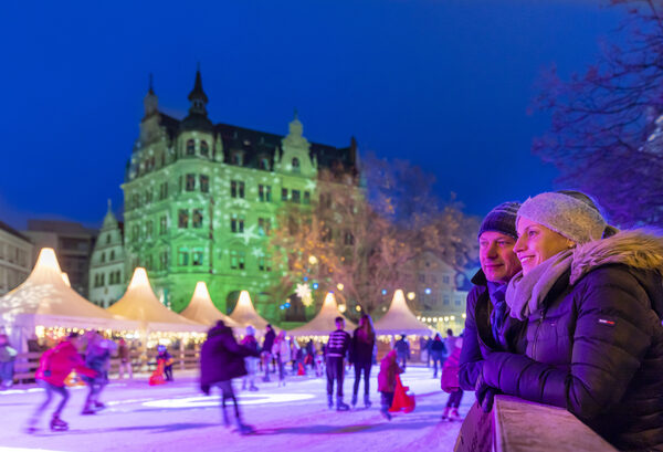 Ob beim Eiszauber auf dem Kohlmarkt, beim Wintertheater an der Martinikirche oder auf einer weihnachtlichen Stadtführung: Auch außerhalb des Weihnachtsmarktes herrscht in der Braunschweiger Innenstadt festliche Stimmung. (Wird bei Klick vergrößert)