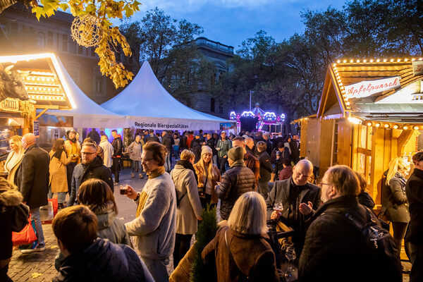 Gleich auf drei Plätzen in der Innenstadt können Einheimische und Gäste gemeinsam mit Freundinnen, Freunden und Familie anstoßen und das Wochenende genießen. (Wird bei Klick vergrößert)