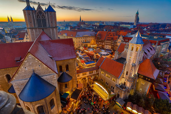 Entweder zu Fuß durch die Innenstadt oder hoch hinaus auf den Rathausturm – weihnachtliche Stadtführungen zeigen die geschmückte Löwenstadt und stimmen auf die Adventszeit ein. (Wird bei Klick vergrößert)