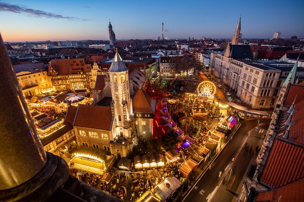 Blick von oben auf den Braunschweiger Weihnachtsmarkt. (Wird bei Klick vergrößert)
