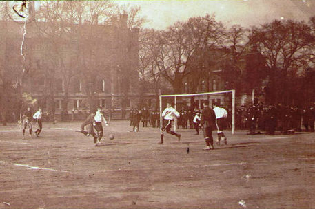 Historische Aufnahme des Kleinen Exers in Braunschweig von 1910: Hier fand vor 150 Jahren das erste Fußballspiel auf deutschem Boden statt.