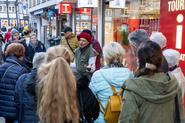 Viel Spaß hatten die Teilnehmerinnen und Teilnehmer bei der Mumme-Führung. Außerdem konnte sich bei einer Verkostung jeder selbst von dem würzigen Geschmack überzeugen. (Wird bei Klick vergrößert)