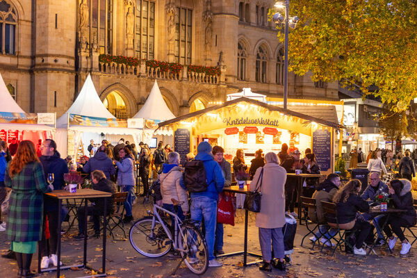 Von Kuchen über Mumme-Gulasch bis hin zu deftigen Knödelvariationen: Auf der Nibelungen-Schlemmer-Meile genossen Besucherinnen und Besucher in den Abendstunden viele leckere Gerichte, mit und ohne Mumme. (Wird bei Klick vergrößert)