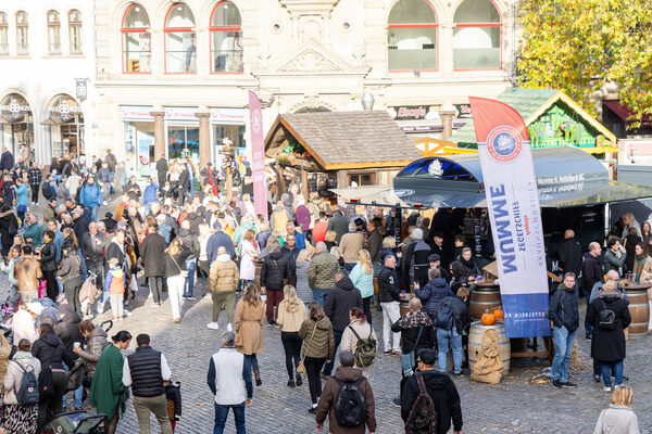 Am Wochenende haben das Stadtmarketing und die Braunschweigische Landessparkasse bei bestem Wetter zur mummegenussmeile auf dem Kohlmarkt eingeladen. (Wird bei Klick vergrößert)