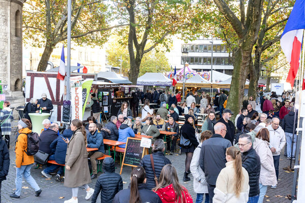 Von dampfendem Glühgin über französische Spezialitäten bis hin zu originalem Elsässer Flammkuchen: Auf dem Domplatz haben sich Einheimische und Gäste durch die verschiedenen Angebote geschlemmt. (Wird bei Klick vergrößert)