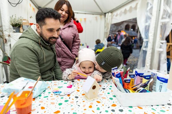 Beim Kinderprogramm der Braunschweigischen Landessparkasse haben Kinder bunte Vogelhäuschen bemalt und diese für den heimischen Garten mitgenommen. (Wird bei Klick vergrößert)
