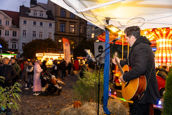 In der Abenddämmerung sorgte Live-Musik auf der Bühne von Radio Okerwelle für Unterhaltung. (Wird bei Klick vergrößert)