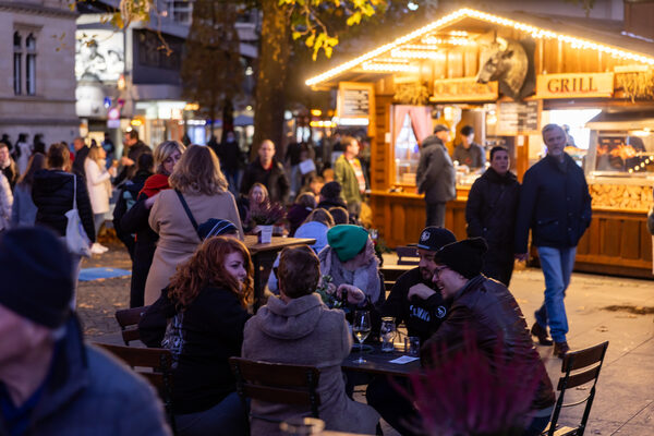 Ob mit Bier, Glühgin oder Wein: Freundinnen, Freunde und Familien trafen sich in der Innenstadt und stießen auf einen entspannten und leckeren Abend an. (Wird bei Klick vergrößert)