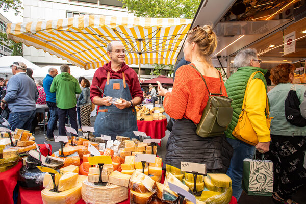 Leckere Feinkost, Käsespezialitäten und frische Zutaten für das Abendessen gibt es auf dem Abendmarkt zu entdecken. (Wird bei Klick vergrößert)