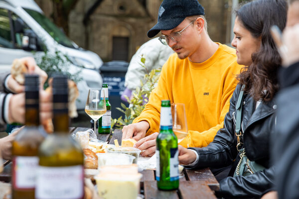 Während des Abendmarkts gibt es viel Platz um sich hinzusetzen und gemeinsam mit der Familie oder Freundinnen und Freunden eine ganz individuelle Brotzeit zu genießen. (Wird bei Klick vergrößert)