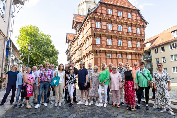 Neue Gästeführerinnen und Gästeführer für Braunschweig: Nina Bierwirth (2. v. l.) und Franziska-Luise Brunke (1. v. l., Stadtmarketing), Hendrik Podein (3. v. r., VHS) und Anke Wickboldt (6. v. r., Gästeführergilde) freuen sich mit 18 der 23 Absolventinnen und Absolventen der Ausbildung über ihre bestandenen Prüfungen. (Wird bei Klick vergrößert)