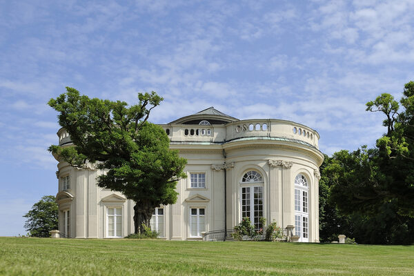 Kleine sowie große Teilnehmerinnen und Teilnehmer können sich diesen Sommer auf drei Kinderführungen in der Löwenstadt freuen, wie zum Beispiel eine Führung durch Schloss Richmond. (Wird bei Klick vergrößert)