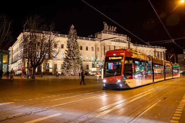 Erfolgreiches Angebot in der Adventszeit: Stadtmarketing und VRB freuen sich über 21.110 verkaufte Weihnachtsmarkt-Kombitickets. (Wird bei Klick vergrößert)