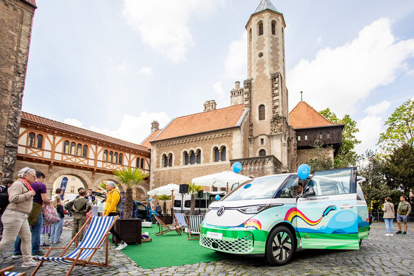 Beim Stadtfrühling am 27. und 28. April laden das Stadtmarketing und die Voets Gruppe zum Entdecken von Mode, Mobilität und mehr ein. (Wird bei Klick vergrößert)