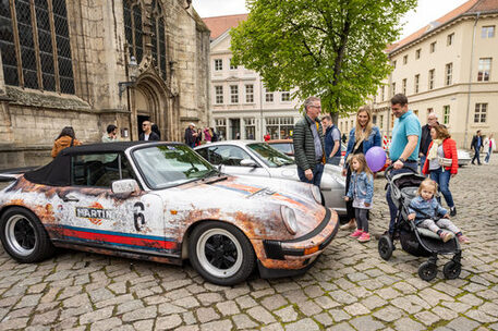 Auf dem Burgplatz bewunderten die Besucherinnen und Besucher schicke Oldtimer und unterhielten sich mit den Besitzerinnen und Besitzern.