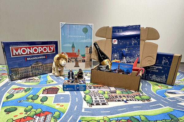 Playmobil, Spielteppich und Souvenirbox: In der Touristinfo gibt es vielfältige Weihnachtsgeschenke für Löwenstadtfans. (Wird bei Klick vergrößert)