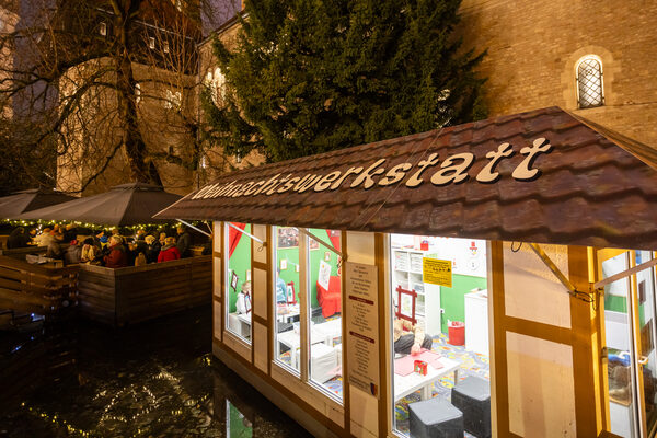 Beliebter Programmpunkt für die jüngsten Marktbesucherinnen und -besucher: die Weihnachtswerkstatt im Burggraben. (Wird bei Klick vergrößert)