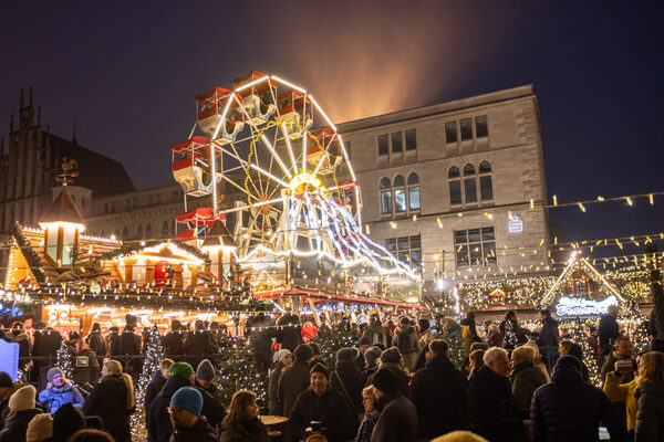 Insbesondere in den Abendstunden lockte der Braunschweiger Weihnachtsmarkt zahlreiche Gäste in die Innenstadt. (Wird bei Klick vergrößert)