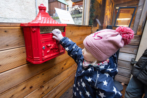 Vom Wunschzettelbriefkasten im Burggraben aus gingen 345 Wunschzettel an den Weihnachtsmann in Himmelsthür. (Wird bei Klick vergrößert)