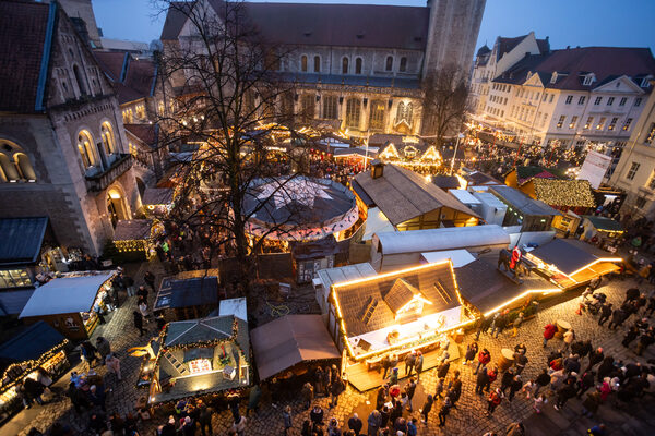 Auf den Plätzen rund um den Dom St. Blasii und die Burg Dankwarderode herrschte festliches Markttreiben. (Wird bei Klick vergrößert)