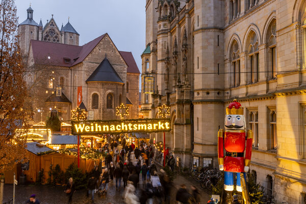 Nussknacker Bruno begrüßte die Weihnachtsmarktgäste in diesem Jahr am Langen Hof, direkt neben dem Rathaus. (Wird bei Klick vergrößert)