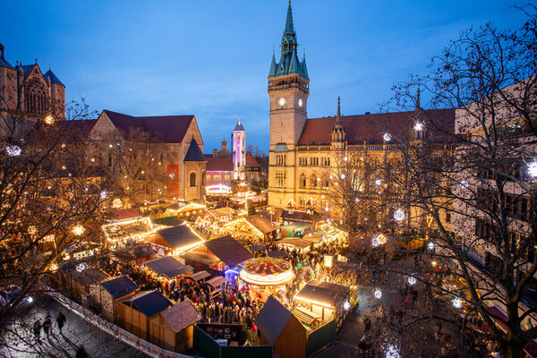 Der Braunschweiger Weihnachtsmarkt startet in die zweite Woche und bietet abwechslungsreiches Kultur- und Unterhaltungsprogramm für Groß und Klein auf dem Markt und in der Innenstadt. (Wird bei Klick vergrößert)