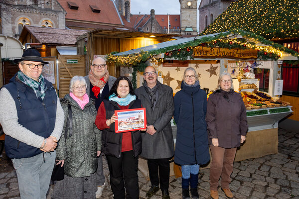 „Natur Dufthölzer“ erhält die Auszeichnung als schönster Stand auf dem Braunschweiger Weihnachtsmarkt 2024. (Wird bei Klick vergrößert)