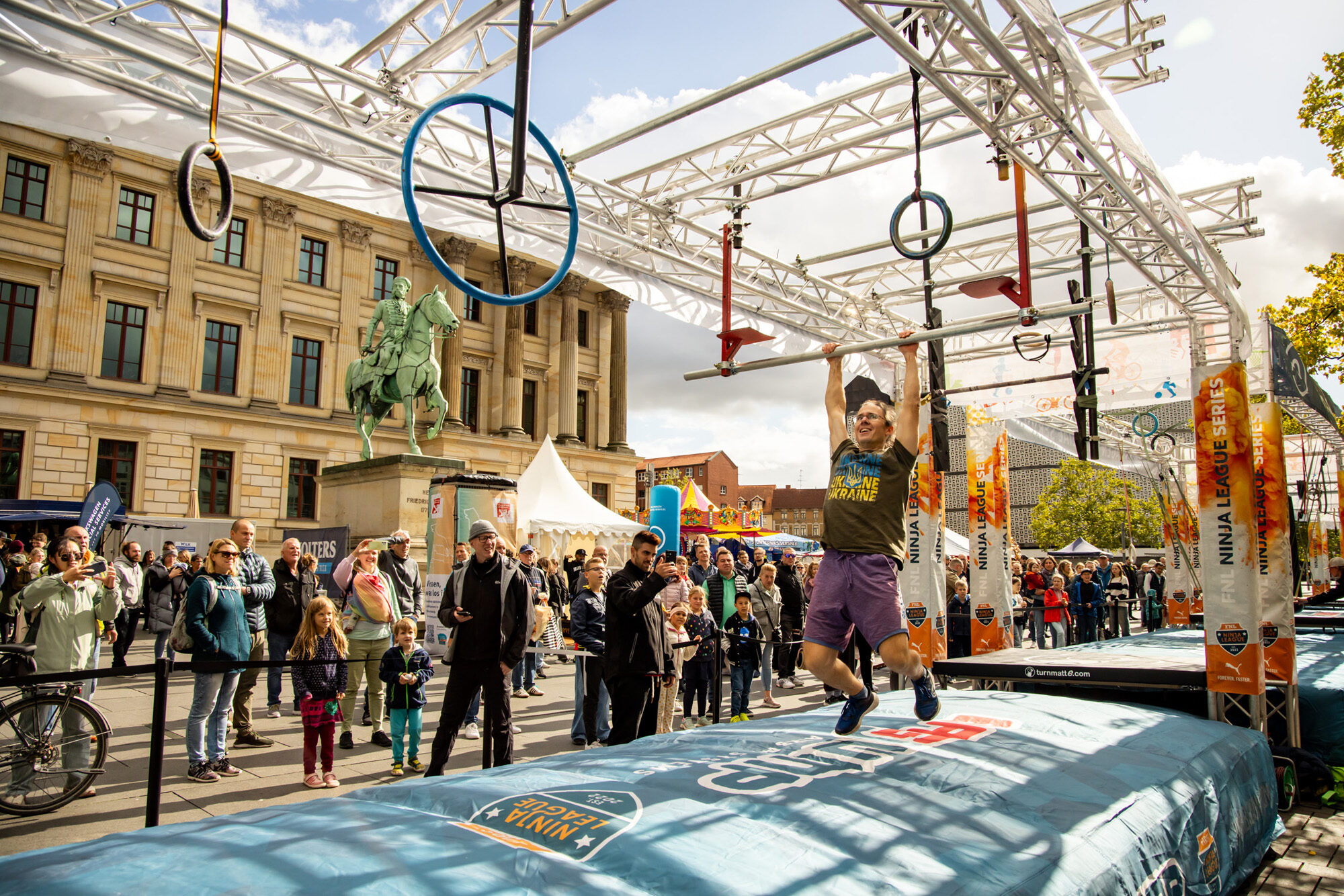 Höhepunkt des diesjährigen trendsporterlebnis waren der Ninja-Parcours auf dem Schlossplatz und das von Volkswagen Financial Services präsentierte offizielle Turnier der First Ninja League am Samstag. (Wird bei Klick vergrößert)