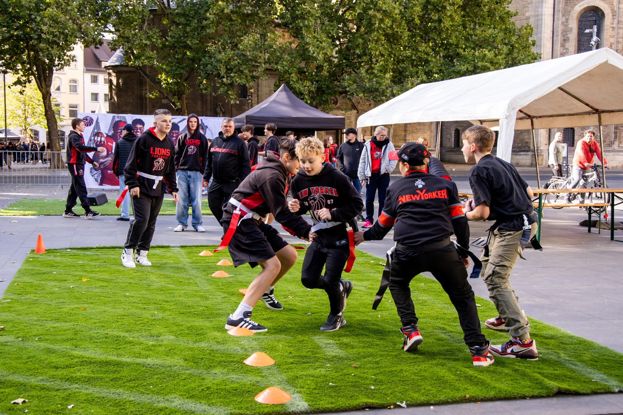 Ausprobieren erwünscht: Auf dem Platz der Deutschen Einheit lud die Baugenossenschaft ›Wiederaufbau‹ eG dazu ein, sich einmal selbst im Football und Cheerleading zu versuchen. (Wird bei Klick vergrößert)