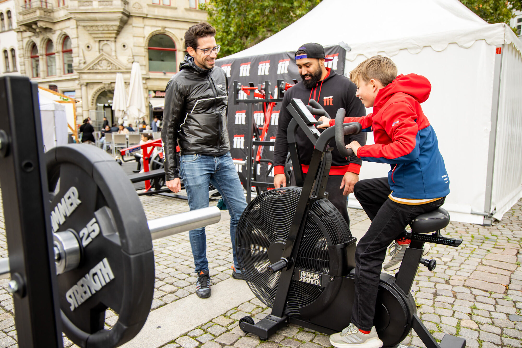 Im Freiluft-Gym auf dem Kohlmarkt stellten Besucherinnen und Besucher des trendsporterlebnis ihre Fitness unter Beweis. (Wird bei Klick vergrößert)